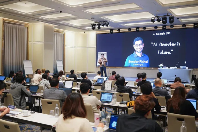 บรรยากาศห้องเรียนเต็มห้องระหว่างบรรยายเรื่อง AI Overview